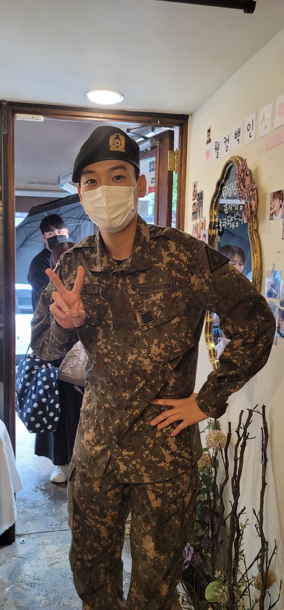bagyeongmi3's tweet photo. 너무 떨려서 아무 말을 못했네..
인성아 전역 축하해❤️ https://t.co/jVCw7URvdb