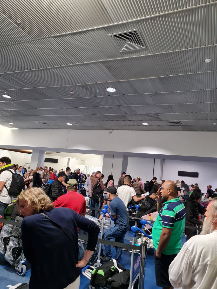 salmissira's tweet photo. NZ is not kidding about biosecurity 😁😅. Yesterday's queue was very loooong https://t.co/dROTlBCeIV