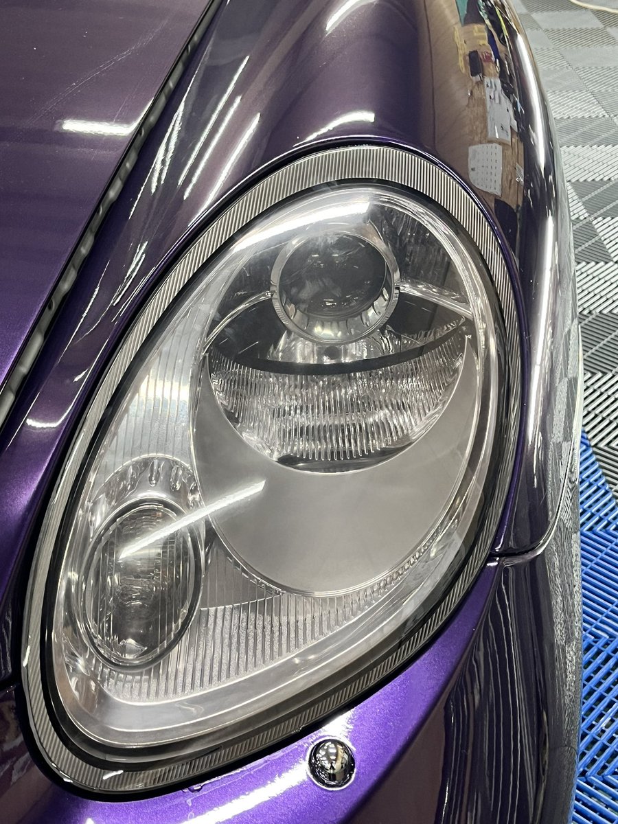 SCHNELL_Design's tweet photo. 【Porsche 987Cayman '06】

・ボディフルラッピング
・ヘッドライトスモークフィルム
・社外LEDテールランプ

弊社制作途中のケイマンが仕上がって来ました...😍

これからワンオフホイール・エアロ・マフラー交換が待っております😉

そして皆さんヘッドライトの黄ばみ割れ
諦めていませんか？
上からそのままフィルムを貼る事でココまで綺麗になります😍

お気軽にお問い合わせ下さいませ。

ーーーーーーーーーーーーーーーーーーー

⬇️公式LINE⬇️
https://t.co/WiLJgdABQZ ️

 〒 270-0222
📍千葉県野田市木間ヶ瀬492-2
☎️ 048-606-3974

ーーーーーーーーーーーーーーーーーーー

#ナノメタル #ダイワプロテック #ダイワオートモビルズ #磨き #コーティング #車売ります #拡散希望