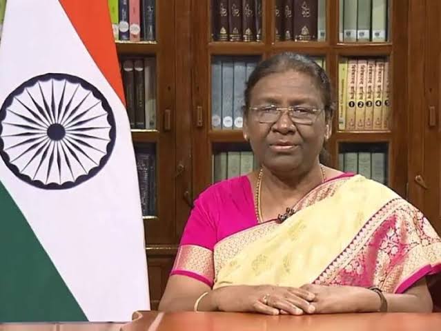 MeedasSahoo's tweet image. In New INDIA, An INFLUENCER &amp;gt;&amp;gt;&amp;gt; The PRESIDENT

President Draupadi Murmu was SNUBBED from the New Parliament Building!

YET

Entertainer Kangna Ranaut was INVITED
Entertainer Esha Deol was INVITED
Dancer Swapna Choudhary was INVITED 
Fashion Designer Rina Dhaka was INVITED 

Never…