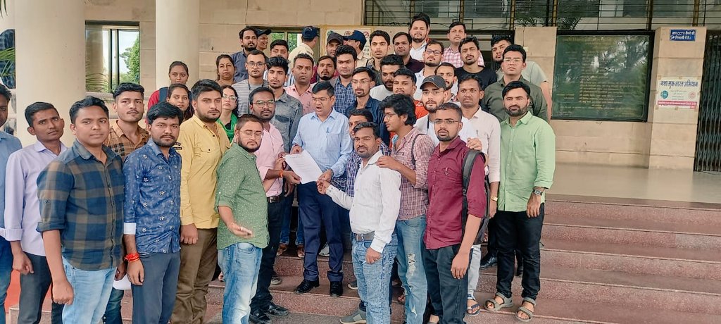 mrbhaskardubey's tweet image. @ChouhanShivraj @CMMadhyaPradesh @DrMohanYadav51 
हम संविधान को मानते हैं.... क्या आप उसका सम्मान करते हैं?
राज्य की सेवा में सब बराबर अनुच्छेद 16

#MP_AssPro2022
#abhinavvidwan