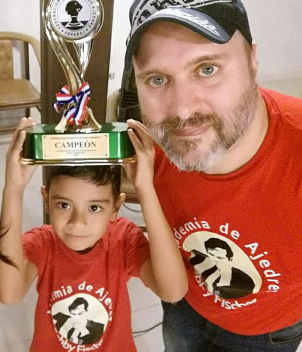kaissapy's tweet photo. Admiración eterna a @Kropff69, a su dedicación y entrega hacia sus alumnos, el entrenador más fanático, el mejor entrenador que podrás tener.
En la foto con uno de sus alumnos de toda la vida
El tiempo pasa, la historia se repite: Ezequiel Amarilla -Campeón Nacional - @erlinneEA https://t.co/MY88tjlNDS