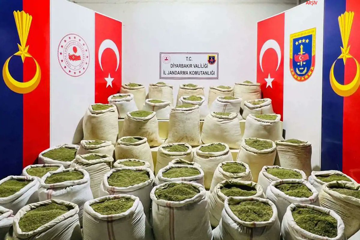 Diyarbakır'da 2 ton 121 kilogram esrar ele geçirildi

ilkha.com/guncel/diyarba…