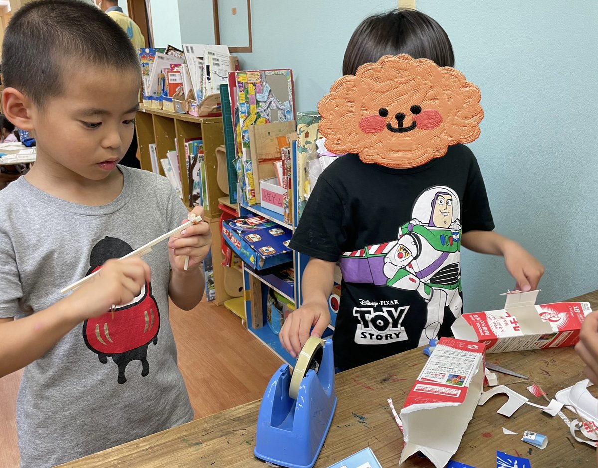 zealchildcare1's tweet photo. こんにちは!kidshomeです🌱
子どもたちの絵や工作のスキルが高く、毎日驚きの連続です👀
写真3枚目は室内遊びのボールを作っているのですが、こだわりが強く、どうすれば投げやすいボールを作れるのか試行錯誤しながら作っていました✨✨
#kidshome #babyhome #新丸子 #工作 #絵 https://t.co/FQBEbAhUZQ