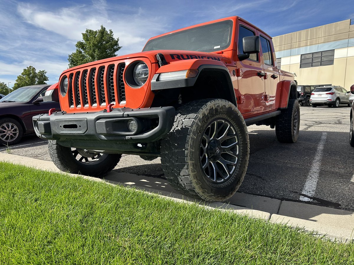 KrawlZone's tweet photo. Mall Crawling? I tried telling it I had to go to work. It crawled the curb in desperation, longing to be out of the concrete jungle. Longing for dirt. Longing for freedom.
#jeeplife #mallcrawler #jeepgladiator #offroad https://t.co/Ahovav8WpJ