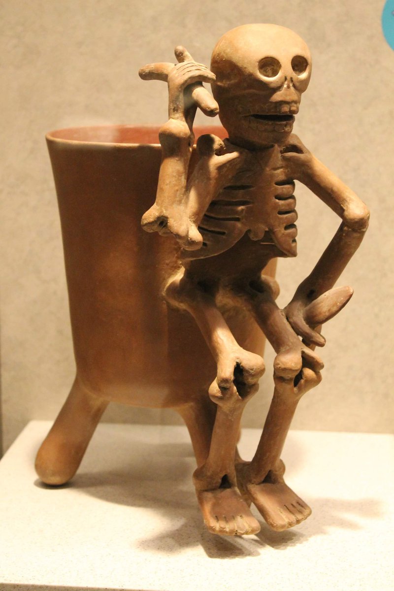 aldo_sauza's tweet photo. Vaso trípode mixteco.

La pieza proviene de la Tumba 2 de Zaachila, en Oaxaca. Representa un esqueleto, posiblemente el dios del inframundo, sostiene en su mano izquierda un cuchillo de pedernal y en la derecha un bastón de mando. El cráneo fue diseñado para moverse. https://t.co/L2scBTQga6