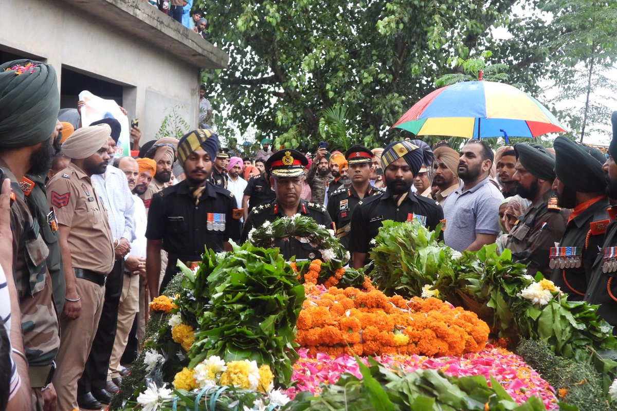 vasu63497's tweet photo. Last Rites of Sepoy Pardeep Singh, who made the supreme sacrifice in the line of duty in #OpGarol, #Anantnag, was carried out at his home town, Balamgarh of Samana tehsil of #Patiala, #Punjab, with full military honours in presence of family, friends &amp; officials. https://t.co/2ymRvhqAuk