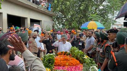 vasu63497's tweet photo. Last Rites of Sepoy Pardeep Singh, who made the supreme sacrifice in the line of duty in #OpGarol, #Anantnag, was carried out at his home town, Balamgarh of Samana tehsil of #Patiala, #Punjab, with full military honours in presence of family, friends &amp; officials. https://t.co/2ymRvhqAuk