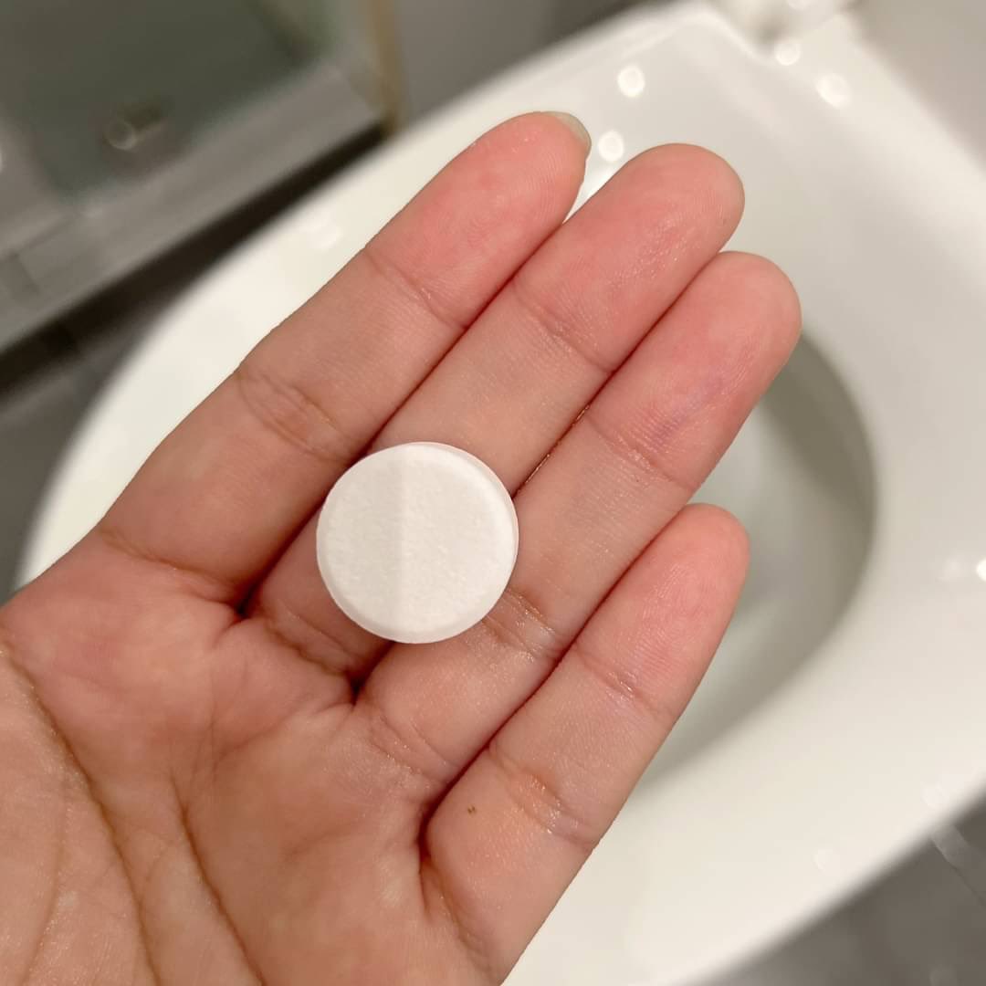 เม็ดฟู่กลิ่นพีชชชช ดับกลิ่นชักโครก ห้อมมม เป็นไอเทมที่เวลาล้างห้องน้ำต้องใช้ มันรู้สึกคอมพลีทท เพราะมันไม่ใช่แค่หอมอะ แต่แช่ทิ้งไว้ประมาณครึ่งชม. คือคราบสกปรกหลุดล้างโคตรง่ายเลออออ ชักโครกหายเหลืองทันที แล้วหอมแบบคลีนๆ ช่วยกำจัดพวกแบคทีเรียด้วย ทำความสะอาดท่อระบายน้ำก็ได้นะ