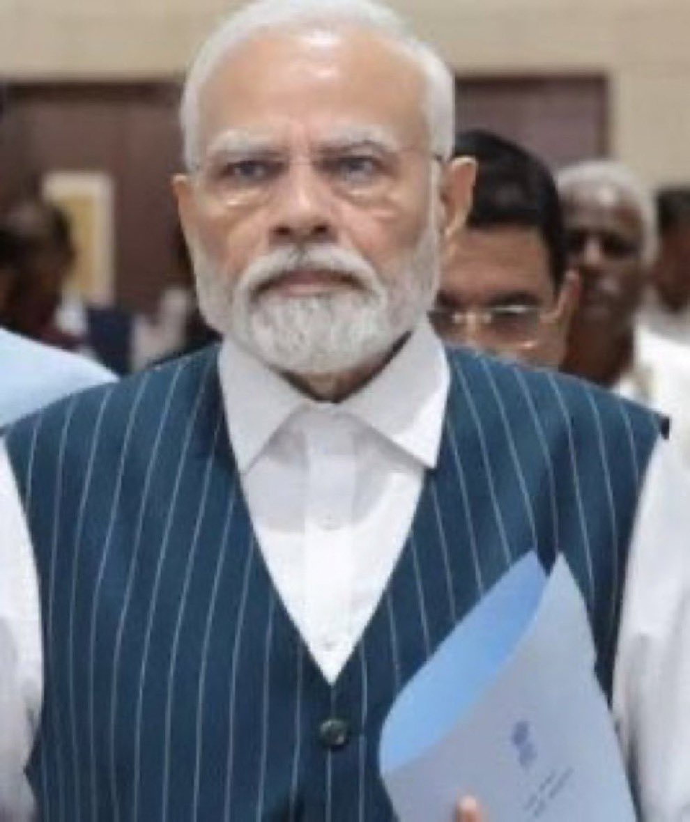 SupriyaShrinate's tweet image. ‘तुम्हारी फाइलों में गाँव का मौसम गुलाबी है 

मगर ये आंकड़े झूठे हैं ये दावा किताबी है’

अरे अरे अरे — यहाँ तो भईया फाइल ही ख़ाली है 🤣🤪😆