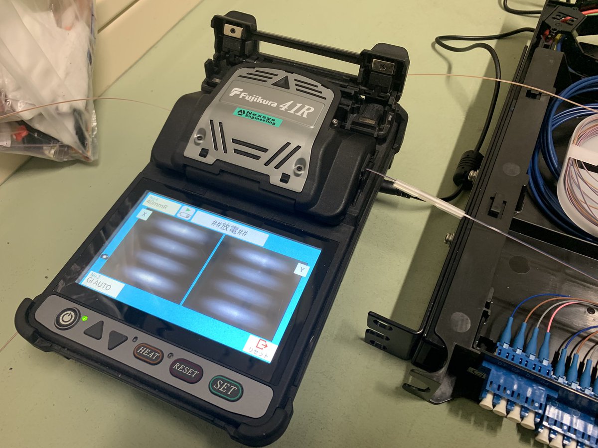 nexsyseng's tweet image. 本日の作業です。融着しまくってます。動かないから疲れないけど腰が痛い😓

#光ケーブル
#融着
#弱電