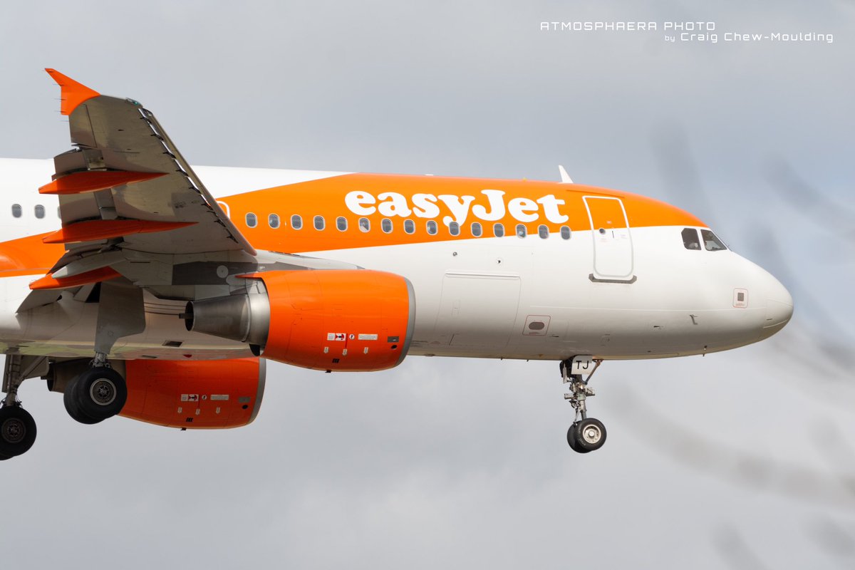 An @Airbus A320-214 of @easyJet G-EZTJ arriving into @manairport 05L @PlaneSpotIsCool @AeroResource #Thinkplanes @endaburke81 @_airlinerworld #avgeek #aviation