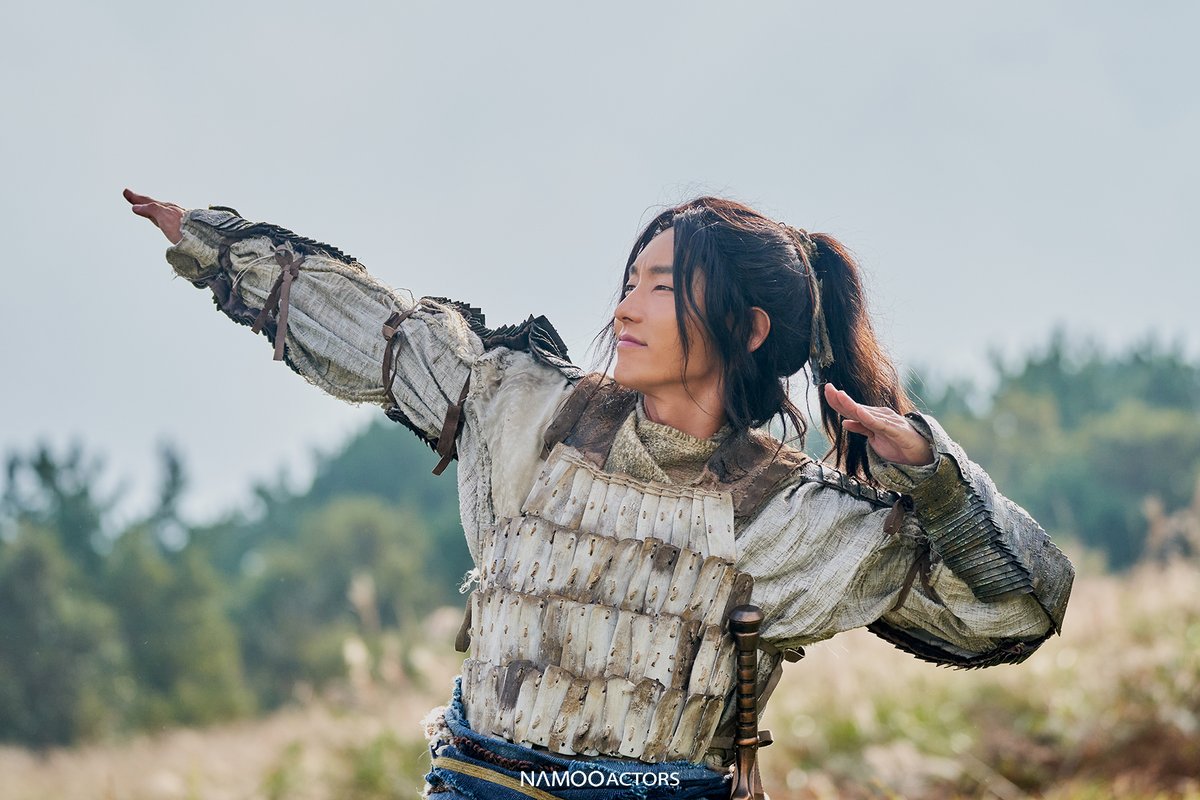 NAMOOACTORS2004's tweet photo. [#준기사랑나무_이름아래⚔]

지난주 준기 배우의 옳은 사진에 이어
이번 주 준기 배우의 옳은 사진 드립니다💞

#이준기 #아라문의검 #LEEJOONGI #ArthdalChronicles_TheSwordofAramun https://t.co/33wjEbTxhF