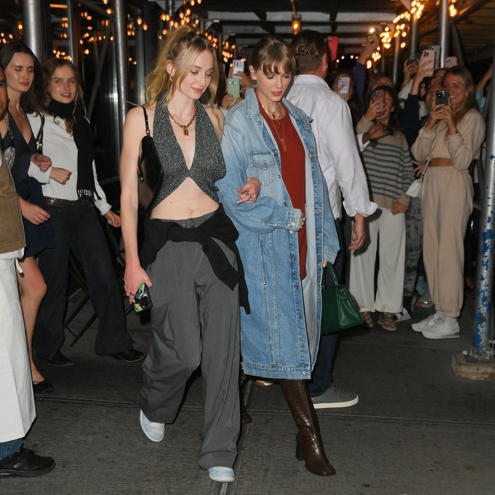 Taylor Swift junto a Sophie Turner en Nueva York esta noche