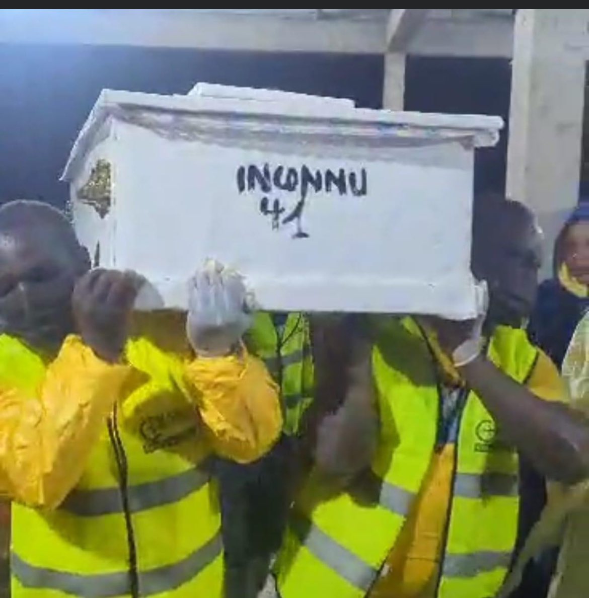 matumo_b's tweet photo. 🕯️IMAGE carnage : Sur certains cercueils, il y était marqué « #inconnu » pas parce que la victime n’est pas connue ou n’a pas de famille mais parce que certaines familles n’ont pas été autorisées d’identifier les leurs.

Nous dénonçons !

▪️Ce crime contre l’humanité ne restera pas impuni ; Constant NDIMA et tous ses complices répondront de leurs actes. @luchaRDC 

#TokoBosanaTe #JusticePourGoma