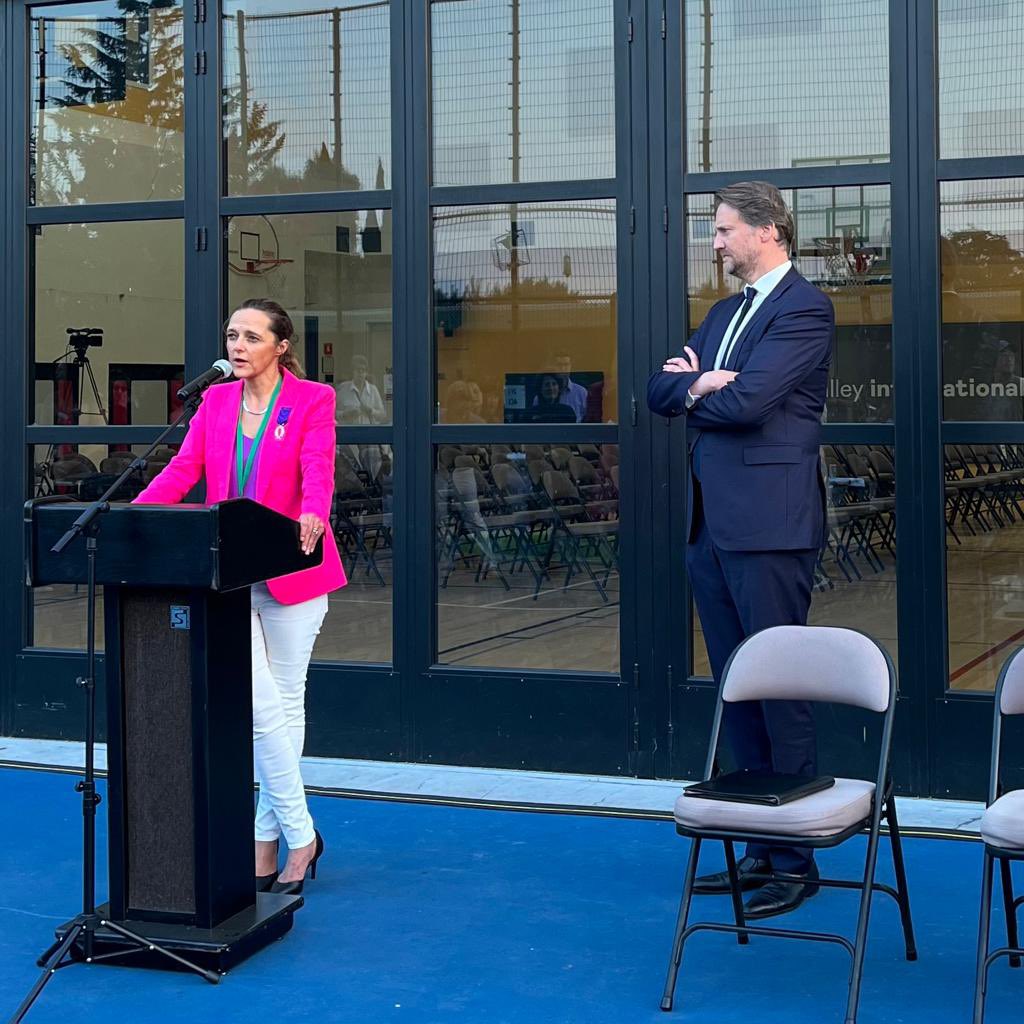 Frederic_Jung's tweet photo. 🇫🇷🇺🇸 As Head of the French Immersion School of Washington State, and now of @SVINTLSchool in Palo Alto, Barbara Greiner has shown exceptional talent, leadership and dedication to French bilingual education. Tonight, I was honored to bestow upon her the Palmes académiques Medal🎖️ https://t.co/Mkks4uSAcq