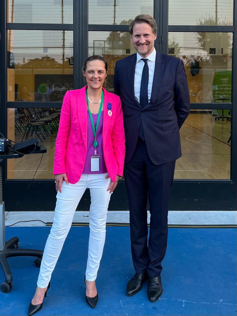 🇫🇷🇺🇸 As Head of the French Immersion School of Washington State, and now of <a href="/SVINTLSchool/">Silicon Valley International School (INTL)</a> in Palo Alto, Barbara Greiner has shown exceptional talent, leadership and dedication to French bilingual education. Tonight, I was honored to bestow upon her the Palmes académiques Medal🎖️