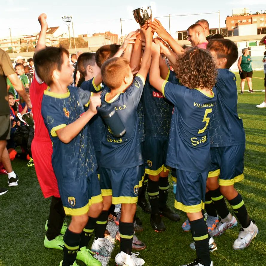 EFGava's tweet photo. 🔵🔵CLUB @EFGava 
💙💚BENJAMÍ S-10 C 

✅Acaba la pretemporada pel nostre Benj S-10 C, un equip que ha fet un període preparatiu molt bo i on ha crescut moltíssim com a grup.

🚀Toca iniciar la lliga i seguir amb aquesta passió i rauxa que us caracteriza

💚💙⚽

#EFGavà #SomEFG https://t.co/a5EsM0cZzz