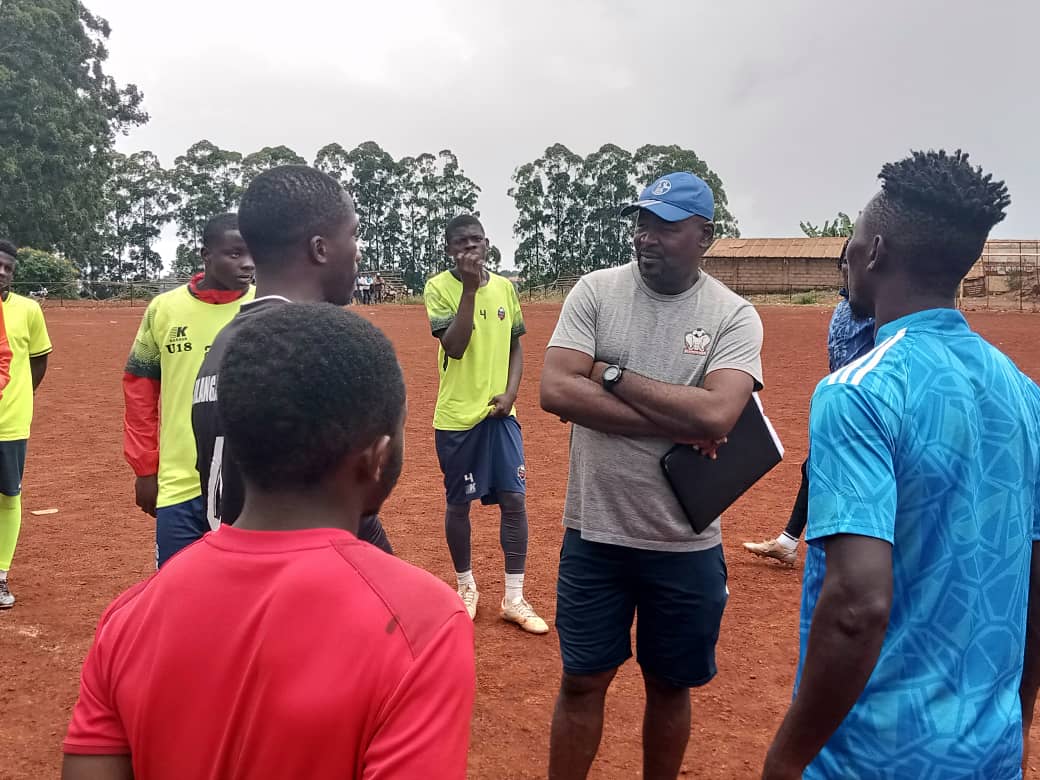RACING_TPO's tweet photo. DAY 2 ⚽🏋🏿♂️
Our new manager in the middle of a recruitment test work session 👊🏿
📷 Herve Joel Fotue
#TrainingTPO 🔴⚪ https://t.co/ig148aWaD3