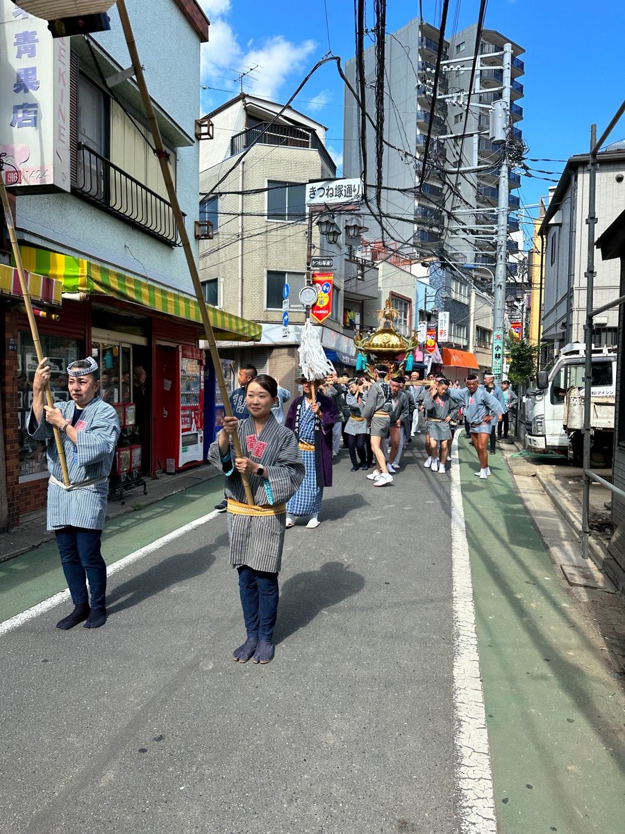 kita_hiratarisa's tweet photo. 【滝野川八幡神社例大祭】
9/15-17 3日間4年ぶりの本格開催！
5年に1度の本社神輿も⛩️

連合では
やまだ加奈子区長
高木けい衆議院議員
ご一緒させて頂きました！

山車を引く中で子供達とコミュニケーションを取ったり。地域には欠かせないと再確認！

宮出し直後にヘビに遭遇🐍
吉報の予感✨
#滝野川 https://t.co/9Wne0nB8zV