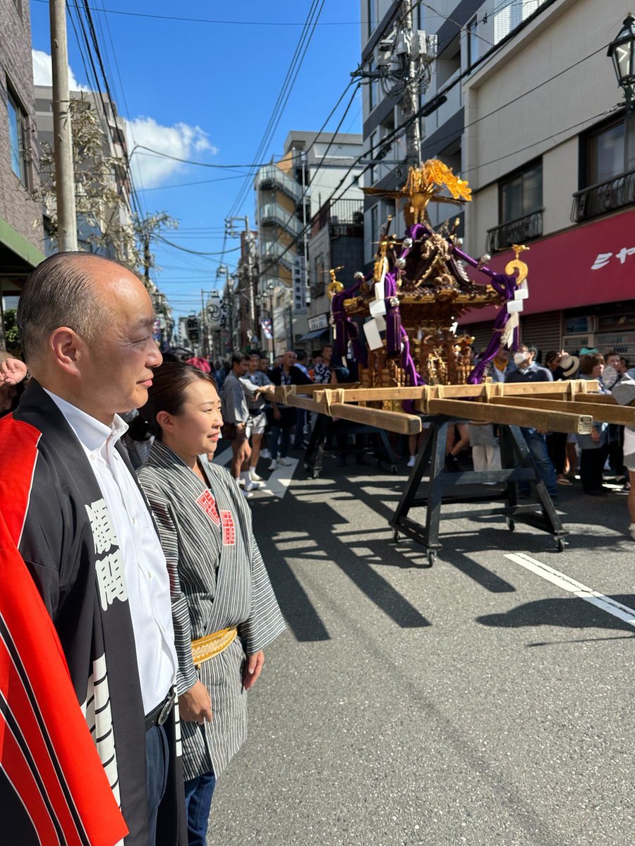 kita_hiratarisa's tweet photo. 【滝野川八幡神社例大祭】
9/15-17 3日間4年ぶりの本格開催！
5年に1度の本社神輿も⛩️

連合では
やまだ加奈子区長
高木けい衆議院議員
ご一緒させて頂きました！

山車を引く中で子供達とコミュニケーションを取ったり。地域には欠かせないと再確認！

宮出し直後にヘビに遭遇🐍
吉報の予感✨
#滝野川 https://t.co/9Wne0nB8zV