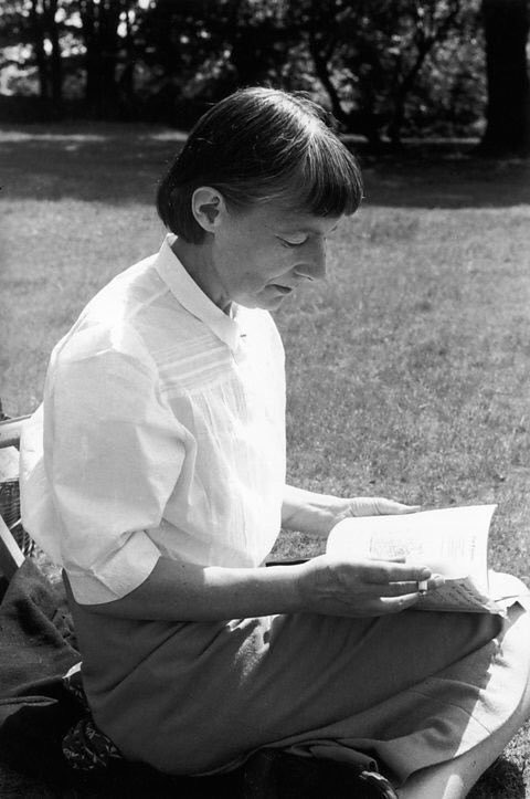 Eserleri Virginia Woolf ve Sylvia Plath'a ilham veren İngiliz Şair ve Roman Yazarı
Stevie Smith
1902 yılında bugün doğdu.