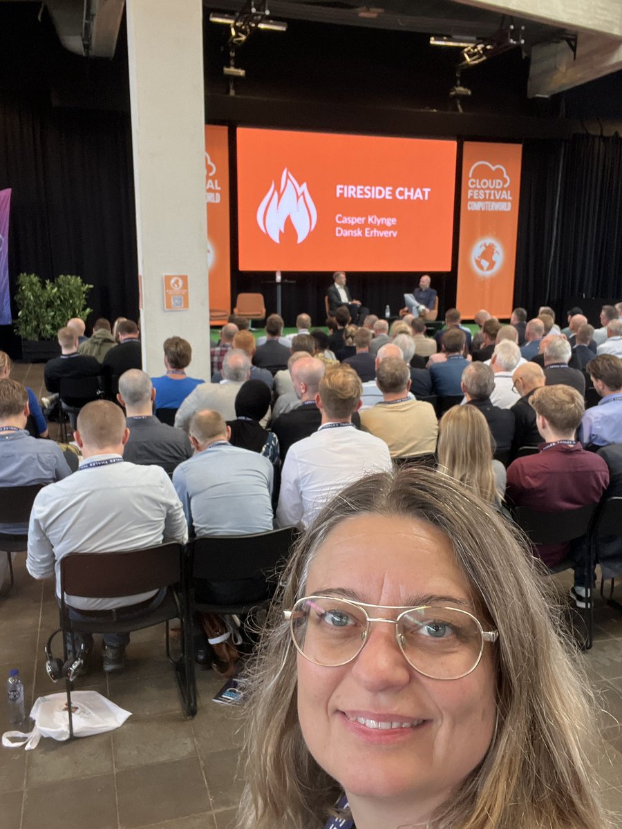 HelleJoench's tweet photo. Så er Cloud Festival igang i TAP1. 
@Casper Klynge fra #DanskErhverv er på scenen. EU investerer 10 gange mindre i AI og IT teknologi end man gør i USA. AV !! 
#Imbalance arbejder med Trivselsområdet for medarbejdere, med særlig fokus på hybrid- og Remo

#caretec  #sundhub https://t.co/QCOAszMPpP
