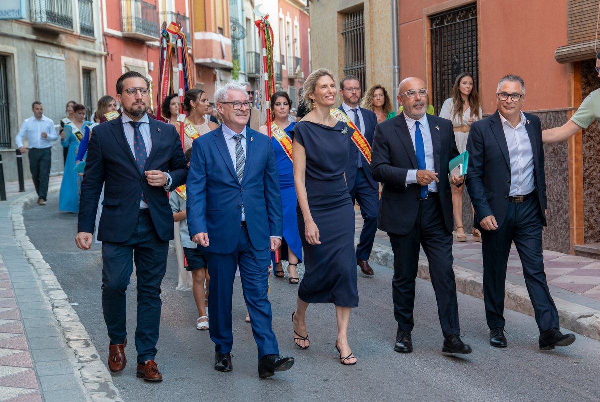 Los Duques de Maqueda y su hija la Marquesa de Elche junto con su esposo, estuvieron el pasado mes de agosto en Aspe (Alicante) La marquesa fue la Pregonera de las Fiestas de Moros y Cristianos de esta localidad.