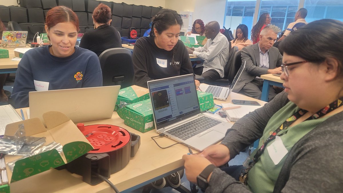 Great collaboration with @MrDAlcala for @ComptonUnified around the amazing features that are available through @microbit_edu and the endless possibilities for standard alignment and computing for social good. The sky's the limit! #UNSDG #doyourbit #makingitrelevant