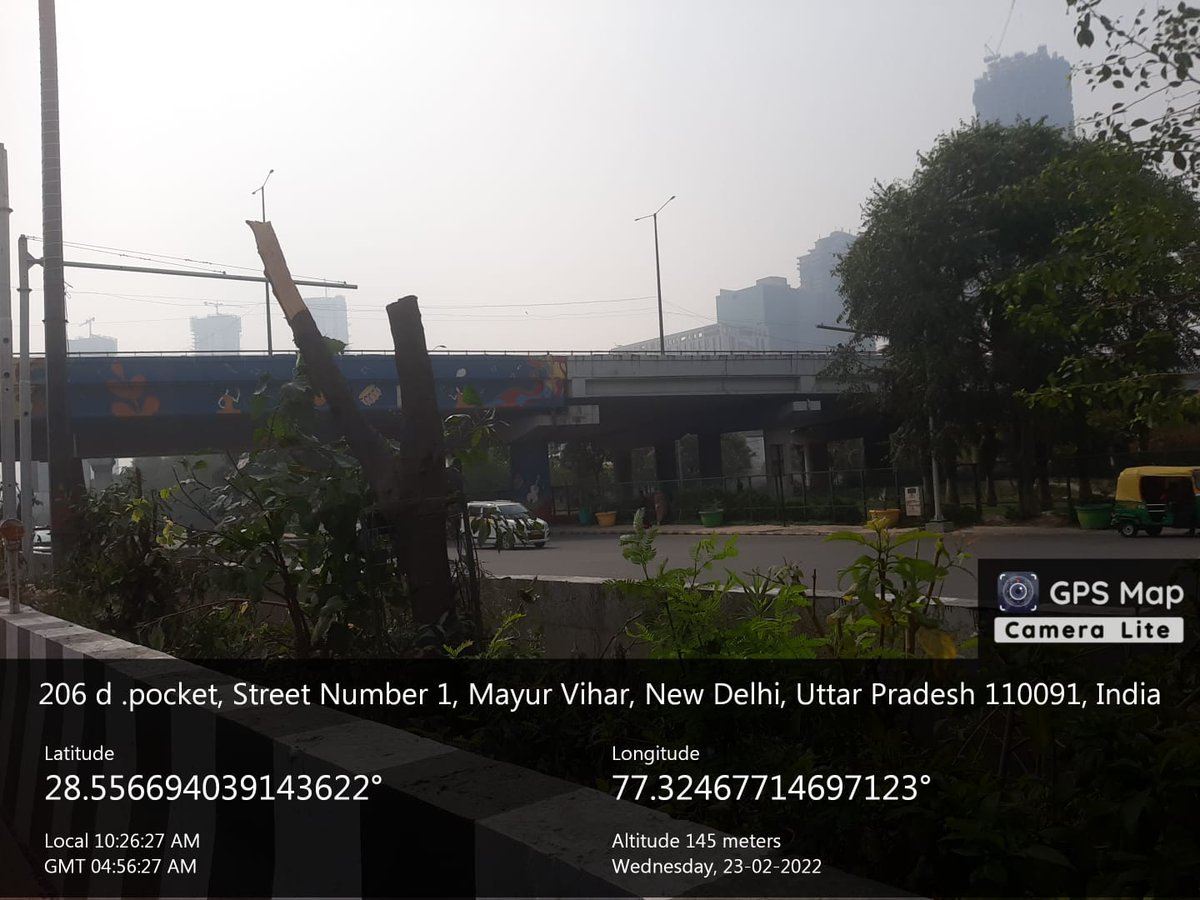 NOIDA_KHABAR's tweet photo. ठेकदार ने नोएडा परधिकरण में विज्ञापन से पैसे कमाने के चक्कर में क्या पर्यावरण से खिलवाड़ अपने FOB की सामने क़े पेड कटवा डाले 
सरकार बोलती है पेड लगाओ और ठेकदार बोलता है पेड काटो। @aajtak @CeoNoida @AHindinews @bstvlive @CeoNoida @vikranttongad @ABPNews @News18UP @NandiGuptaBJP https://t.co/VgpA5W9ZxX