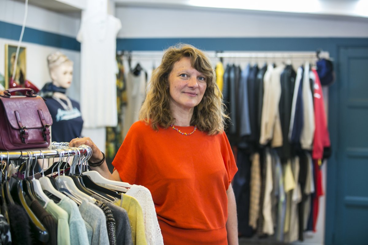 [ #Commerce 🆕 ] Elles créent de belles occasions
À #Amiens, comme ailleurs, le marché de la #SecondeMain et de la vente écoresponsable a le vent en poupe❗
Exemples à Henriville (café #brocante) et en centre-ville (#friperie au kilo)👉amiens.fr/Liens-utiles/J…