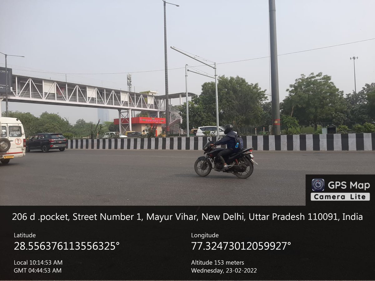 NOIDA_KHABAR's tweet photo. ठेकदार ने नोएडा परधिकरण में विज्ञापन से पैसे कमाने के चक्कर में क्या पर्यावरण से खिलवाड़ अपने FOB की सामने क़े पेड कटवा डाले 
सरकार बोलती है पेड लगाओ और ठेकदार बोलता है पेड काटो। @aajtak @CeoNoida @AHindinews @bstvlive @CeoNoida @vikranttongad @ABPNews @News18UP @NandiGuptaBJP https://t.co/VgpA5W9ZxX