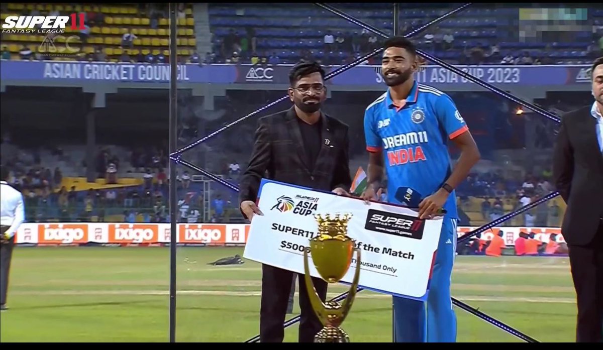 BFicTrends's tweet photo. #AsiaCup23 Sanjay Pardeshi Award Dete huye M.Siraj Ko live Match https://t.co/YSMy9YbpOy