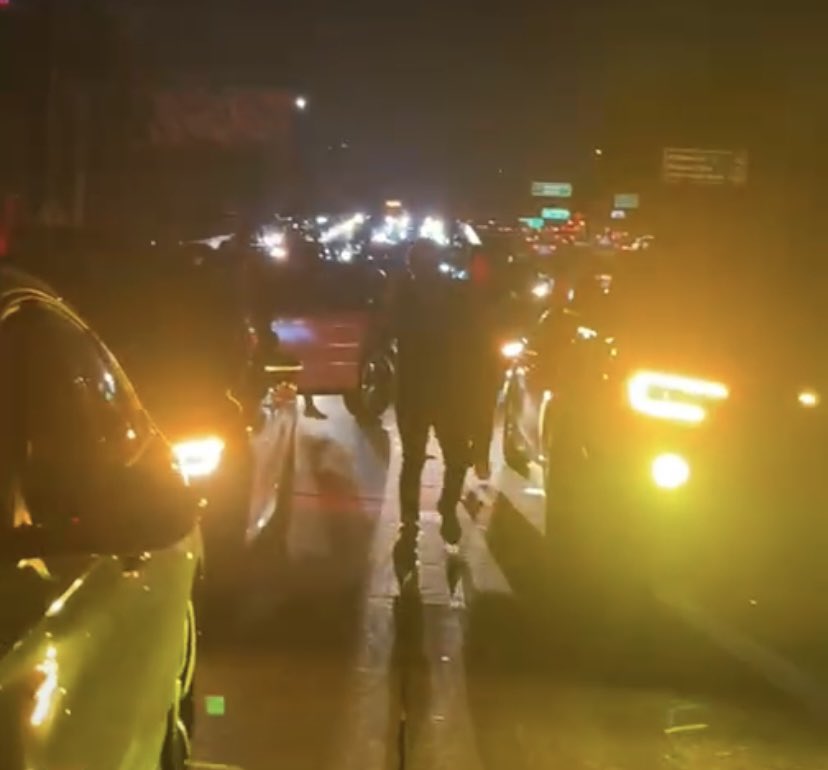 SophiaArmen's tweet photo. Armenian-Americans in #LosAngeles currently are taking over the 101 freeway, blocking all traffic, calling on the international community to stop the bombing of the people of #Artsakh https://t.co/h5TGnDXEpI