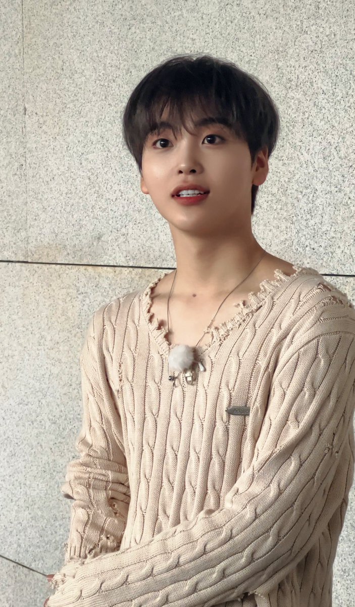 HJ_SweetPoint's tweet photo. 형준이 실물 후기가 겁나 웃김 ㅋㅋㅋㅋ

“얘 뭐지, 어떻게 이렇게 생김?얼굴 개작아
기엽게 생김. 생각보다 키 큼, 미남이심 ,얘 러비티 겁나 좋아해,눈빛이 귀여움, ㅈㄴ이쁨, 나보��� 이쁨“ https://t.co/lsPTS8f0WU