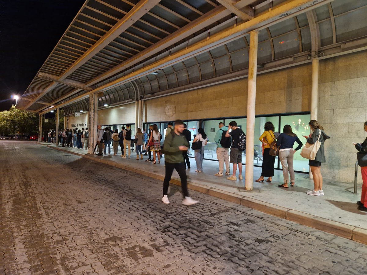 monichern's tweet photo. Qusn pensaves que ja no es podia fer pitjor, arriba el dimecres amb @monbusinfo. Cues i més cues i cap reforç de busos de Vilafranca a BCN. L’alternativa? El tren, que va amb retard. Però què és això @territoricat i. @VilafrancaAj? https://t.co/1kjdfOc0uP