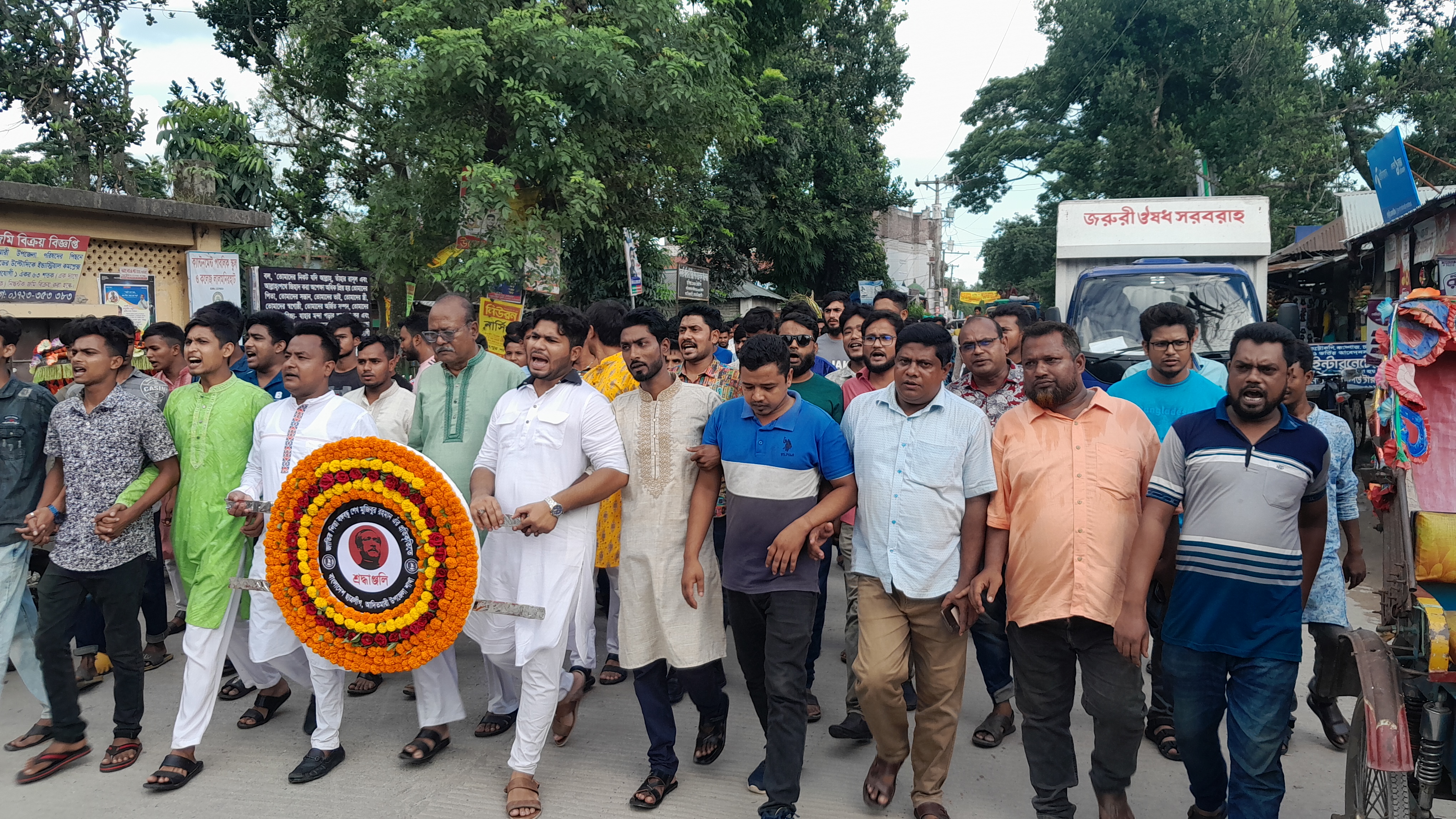 বঙ্গবন্ধুর ম্যুরালে আদিতমারী ছাত্রলীগের নতুন কমিটির পুষ্পস্তবক অর্পণ