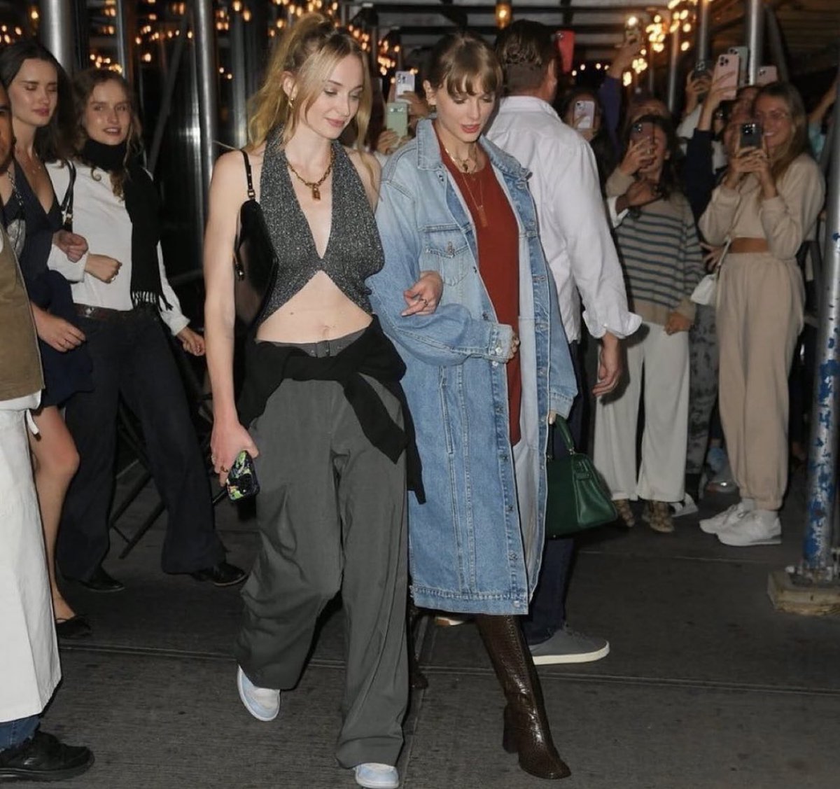 TSTheErasTourSG's tweet photo. 📣 | Taylor Swift and Sophie Turner out about in New York City tonight‼️ https://t.co/YohEzGiOKq