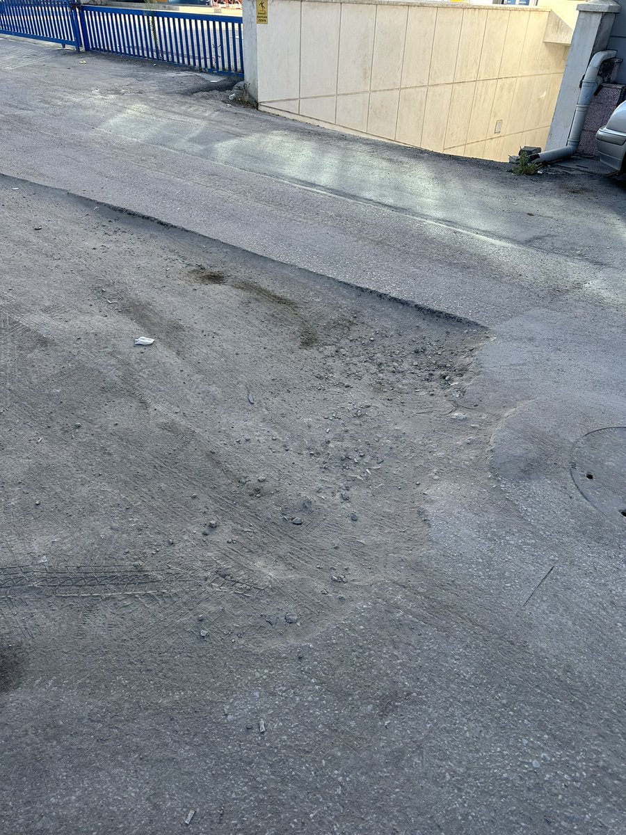 Sayın yetkililer Burası şaşmaz oto sanayi sitesi 2512 sokak Aski burayı 2 Ay önce boru patlağı yüzünden kazdı vede buhalde bıraktı hergün 3-5 araç tamponunu kırıyor altını vuruyor buranın asfaltını kim dökecek ? <a href="/enverdemirel/">Enver DEMİREL</a> <a href="/mansuryavas06/">Mansur Yavaş</a> <a href="/etimesgutbld/">Etimesgut Belediyesi</a> <a href="/OtoEsnaf/">ANKARA OTO SANATKARLARI ESNAF ODASI</a> <a href="/ankarabbld/">Ankara Büyükşehir</a>