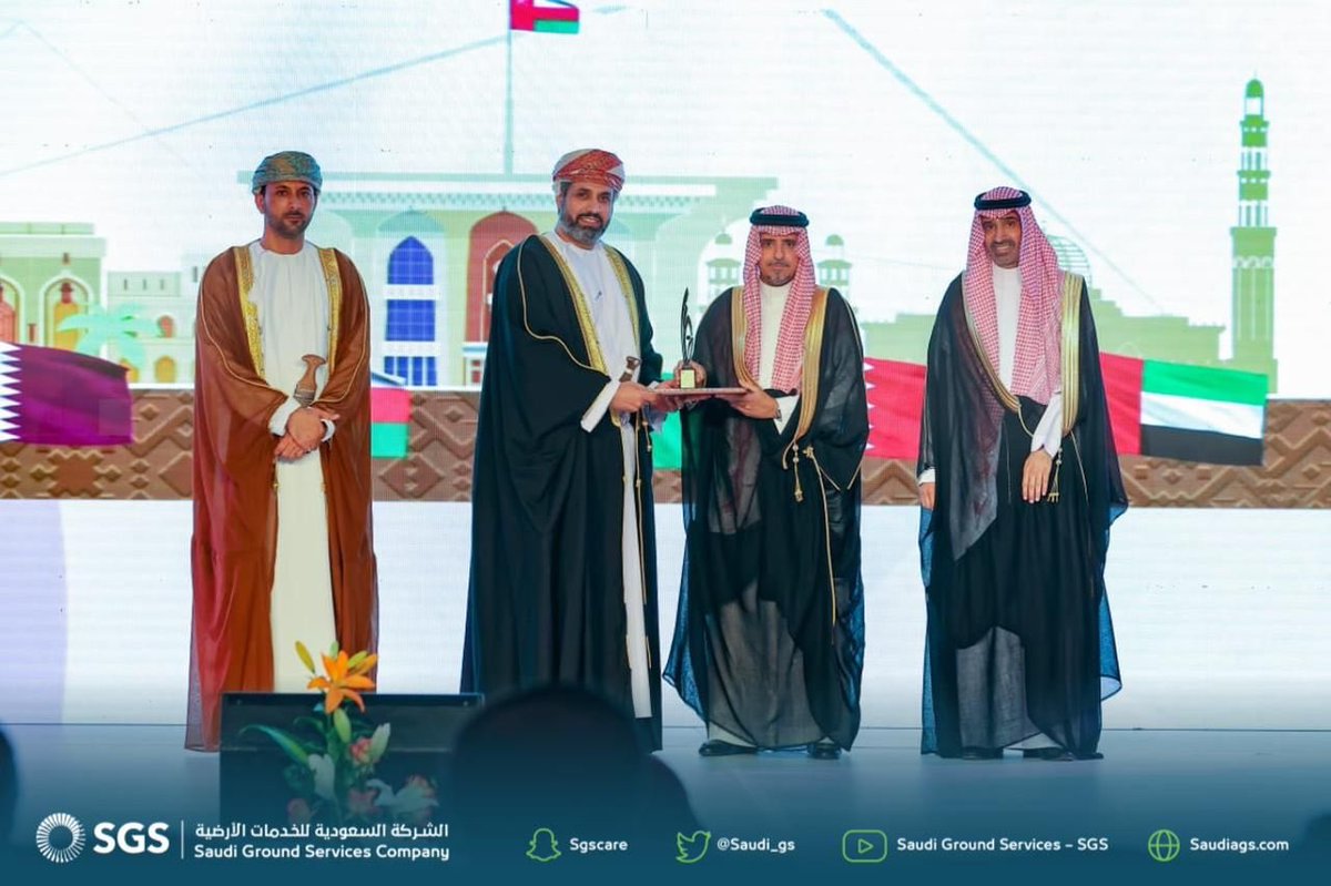 Saudi_GS's tweet photo. كرمت لجنة وزراء العمل بدول مجلس التعاون لدول الخليج العربية #الشركة_السعودية_للخدمات_الأرضية لتميزها في مجال إحلال وتوطين الوظائف بالمملكة العربية السعودية حيث تسلم الجائزة سعادة الرئيس التنفيذي للشركة الأستاذ رائد الإدريسي 

#واجهة_وطن ✈️ https://t.co/T2Kcx86CBt