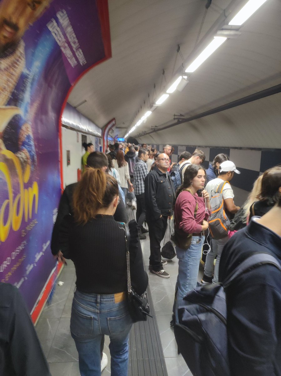 AlvaroRM11's tweet photo. @metro_madrid Estación de Conde de Casal colapsada por segundo día consecutivo. Otra vez sin información de incidencias 🤷🏻 https://t.co/ZByQLLviQb