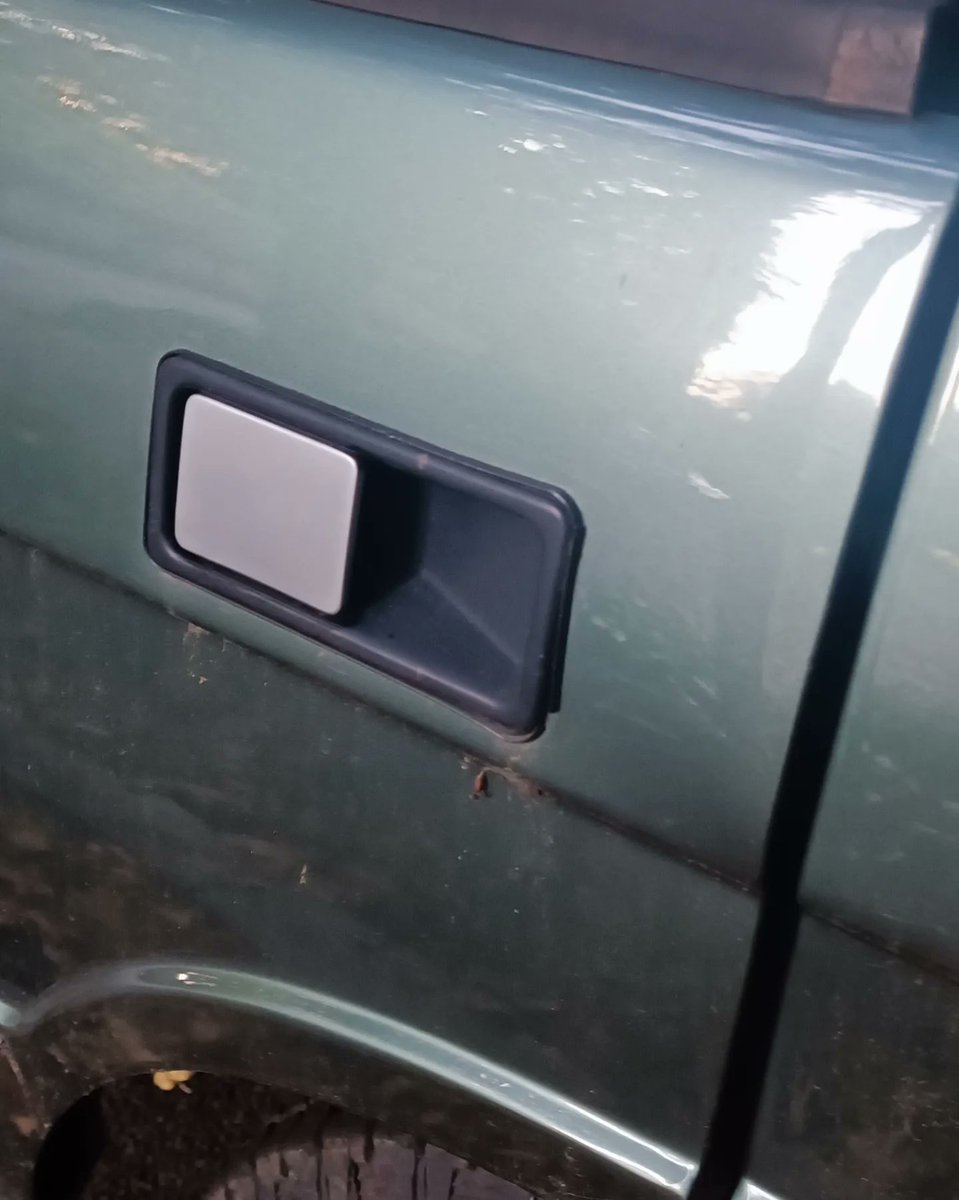 testanddriving's tweet image. Plus jeune, j'ai regardé le film "La Boum". Nous étions en 1980. Du haut de mes 6 et déjà dingue de voitures, j'ai vu Claude Brasseur apparaître dans une scène avec un Range Rover Classic. Et je me suis dit, je veux cette voiture. @RangeRover