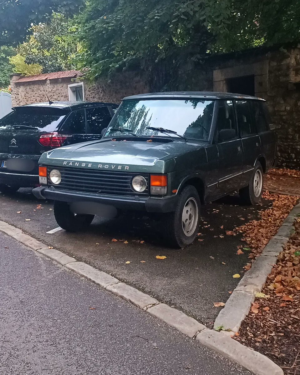 testanddriving's tweet image. Plus jeune, j'ai regardé le film "La Boum". Nous étions en 1980. Du haut de mes 6 et déjà dingue de voitures, j'ai vu Claude Brasseur apparaître dans une scène avec un Range Rover Classic. Et je me suis dit, je veux cette voiture. @RangeRover