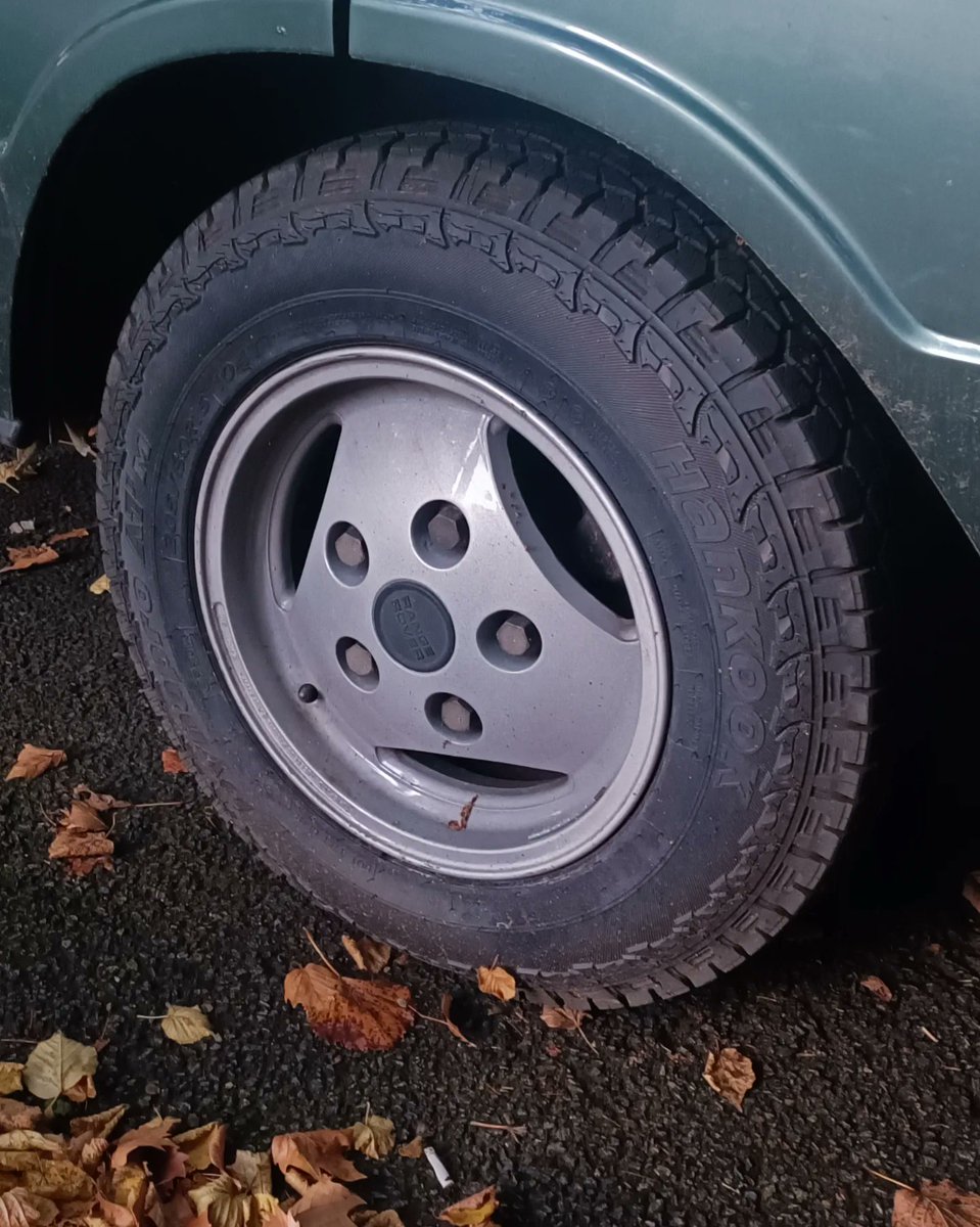 testanddriving's tweet image. Plus jeune, j'ai regardé le film "La Boum". Nous étions en 1980. Du haut de mes 6 et déjà dingue de voitures, j'ai vu Claude Brasseur apparaître dans une scène avec un Range Rover Classic. Et je me suis dit, je veux cette voiture. @RangeRover