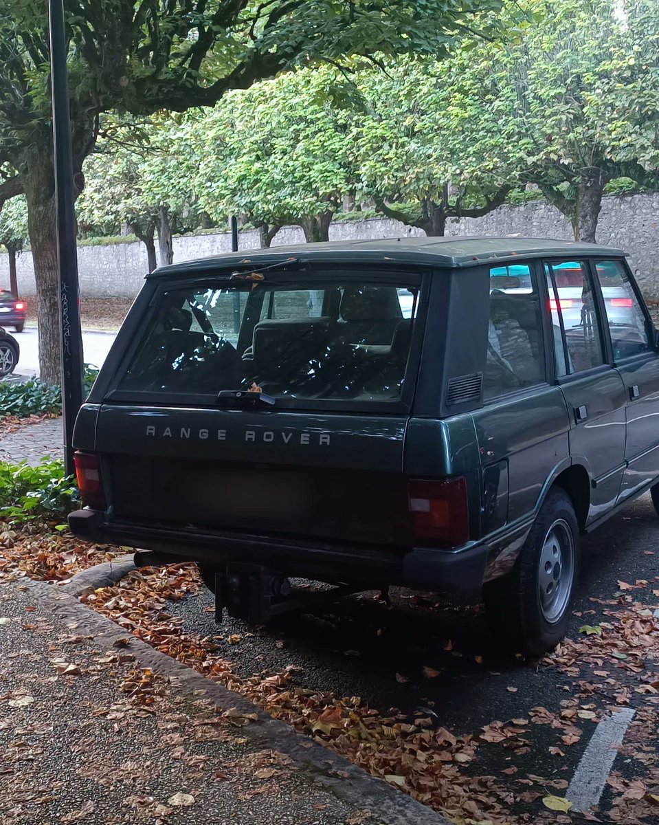 testanddriving's tweet image. Plus jeune, j'ai regardé le film "La Boum". Nous étions en 1980. Du haut de mes 6 et déjà dingue de voitures, j'ai vu Claude Brasseur apparaître dans une scène avec un Range Rover Classic. Et je me suis dit, je veux cette voiture. @RangeRover