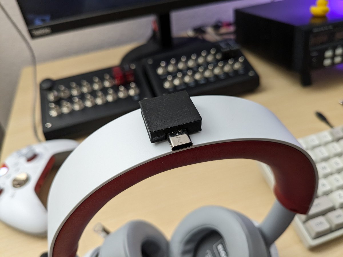 mupfdev's tweet image. I enclosed an MPU-6050 accelerometer and gyroscope in a 3D printed case and connected to an #STM32 microcontroller via I²C using a USB-C cable. Why? Because I think head tracking on the #Xbox is a damn good idea. #MSFS2020