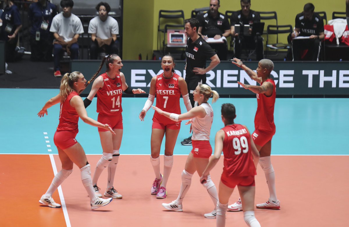 Atatürk’ün kızları 4’te 4 yaptı!
Türkiye A Milli Kadın Voleybol Takımı, 2024 Paris Olimpiyat Oyunları Elemeleri B Grubu dördüncü maçında Arjantin'i 3-1 yendi.