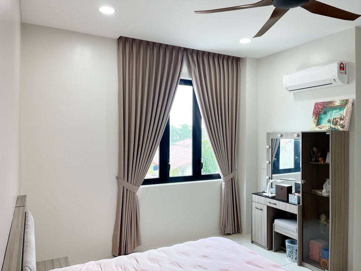 mrcurtainmy's tweet image. 🏡 Elevate your space with Double Pinch Pleat Dim-Out Curtains! ✨ They're perfect for rooms with floor-to-ceiling heights, adding style and privacy. 😍👌 #CurtainTips #HomeDecor #InteriorDesign 🏠