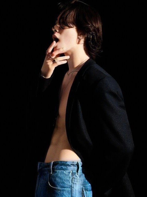 viraltakes's tweet photo. Junghwan of TREASURE for W Korea. https://t.co/vVlCm4IzB1