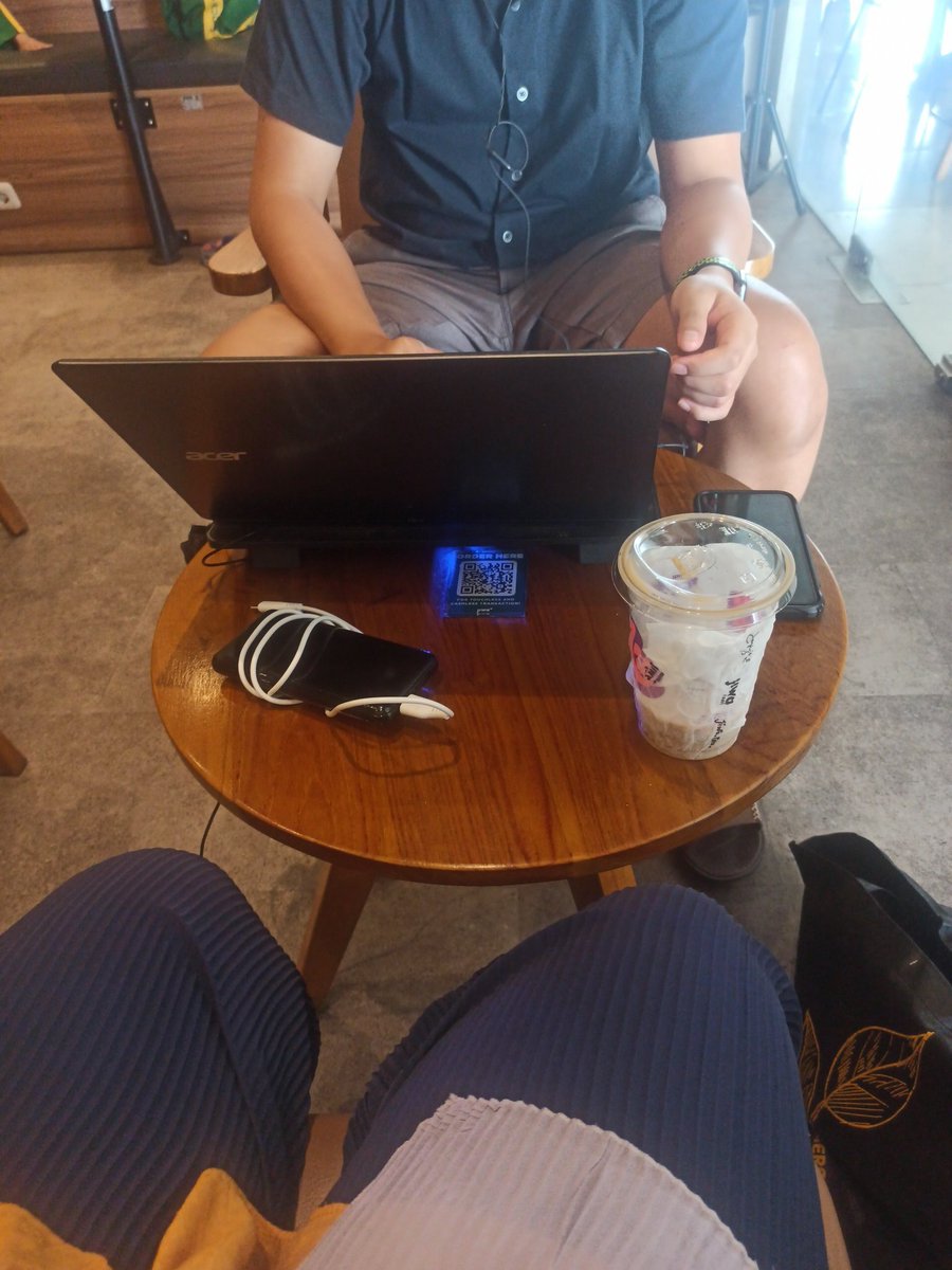 IntanPur25's tweet photo. Nemenin suami kerja, sambil dengerin ibu ibu yg abis jemput anak sekolah, langsung nongki, ngopi, dan ngerumpi. Tak lupa juga selpi selpi.. https://t.co/mM2Qyf1V6Y